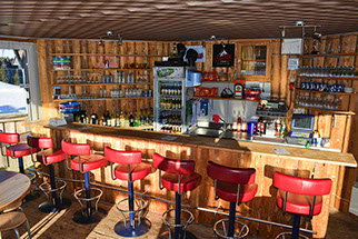 Bildbeschreibung: gemütliche, kleine Bar neben der Skipiste.