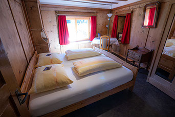 Bildbeschreibung: Das urchige Stoiva Pintga Zimmer vom Berghotel Sartons.