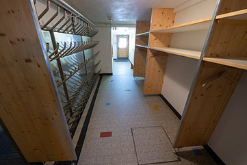 Bildbeschreibung: Stauraum und Garderobe mit Skischuhheizung in der Gruppenunterkunft Sartons, Valbella-Lenzerheide.