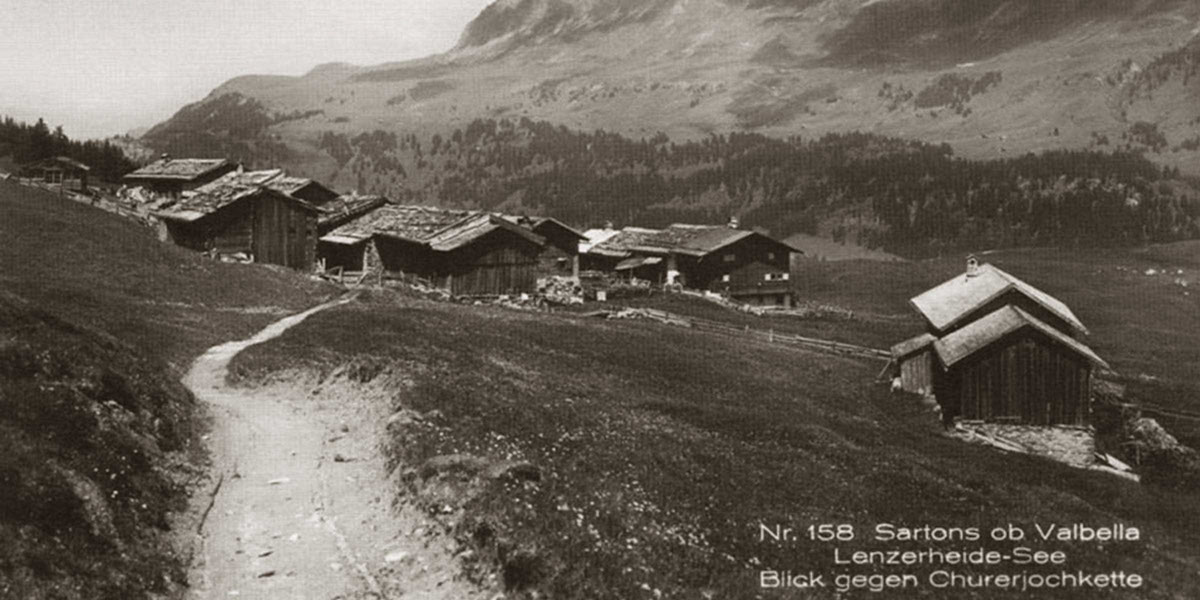 Bildbeschreibung: alte schwarzweiss Aufnahme ca. 1930 vom Maiensäss Sartons mit Blick gegen Churerjochkette
