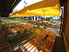 Bildbeschreibung: Terrasse mit gedeckten Tischen und vorbereitetem Brunchbuffet.